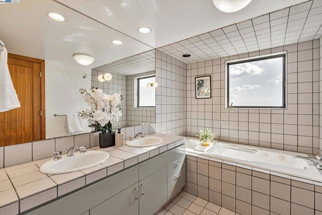 1522 Grand View Drive, Berkeley CA: https://media.crmls.org/mediaz/c882b7ed-04d1-4e30-b5fa-5892f3e0d0c1.jpg