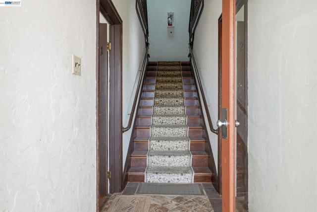 1424 Hampel St, Oakland CA: https://media.crmls.org/mediaz/c882fb92-574c-46a0-8fd2-f52e0abb69d5.jpg