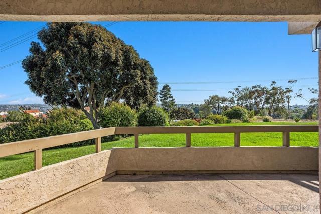 1914 Swallow Ln, Carlsbad CA: https://media.crmls.org/mediaz/c884d38b-023e-4b85-98f1-871808b5994b.jpg
