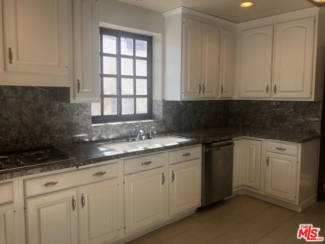 168 N DOHENY Drive, Beverly Hills CA: https://media.crmls.org/mediaz/c884e65f-7340-4309-a30a-5afc96dce6a4.jpg