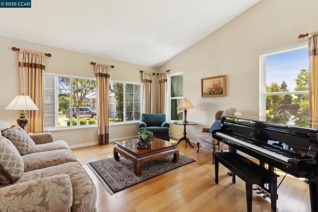 21 Mercury Ct, Pleasant Hill CA: https://media.crmls.org/mediaz/c8852ac7-ebae-4932-9564-74b7022386a9.jpg