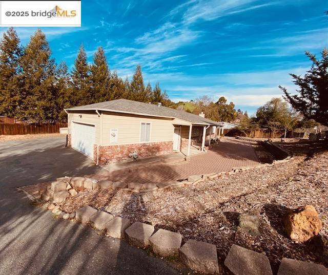 3540 Deer Hill Rd, Lafayette CA: https://media.crmls.org/mediaz/c885d73a-c11c-4cb5-86b8-f050b38204a1.jpg