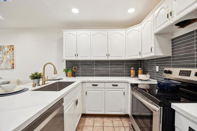 3362 Tonga Ln, Alameda CA: https://media.crmls.org/mediaz/c8886544-0f3d-4fb0-af1c-d2a46ccd0b03.jpg