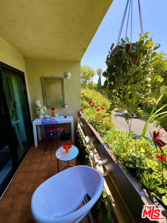 950 N Kings Road, West Hollywood CA: https://media.crmls.org/mediaz/c888656a-23b5-40a6-9e51-d7d0258f0b4b.jpg