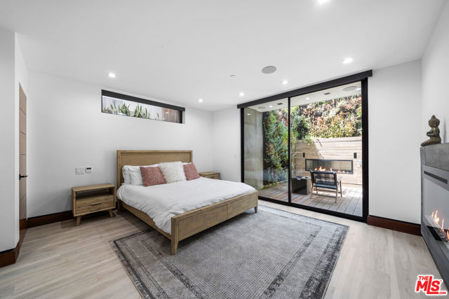 836 California Avenue, Venice CA: https://media.crmls.org/mediaz/c888b932-cf5a-4442-b313-cb26c8a81a6e.jpg