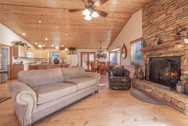 1239 E Alpinview Drive, Big Bear CA: https://media.crmls.org/mediaz/c88920cf-37a2-4335-96a4-4144f4569b38.jpg