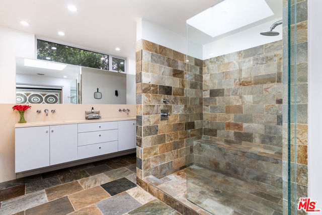 9323 Flicker Way, Los Angeles CA: https://media.crmls.org/mediaz/c889264b-5eca-4430-9571-d86306b8908f.jpg