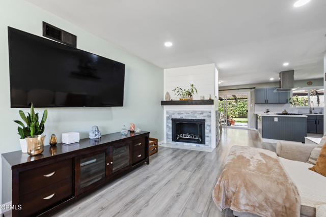1437 Exeter Avenue, Ventura CA: https://media.crmls.org/mediaz/c88a1139-67e1-4067-9701-5f0a2fc58a1e.jpg