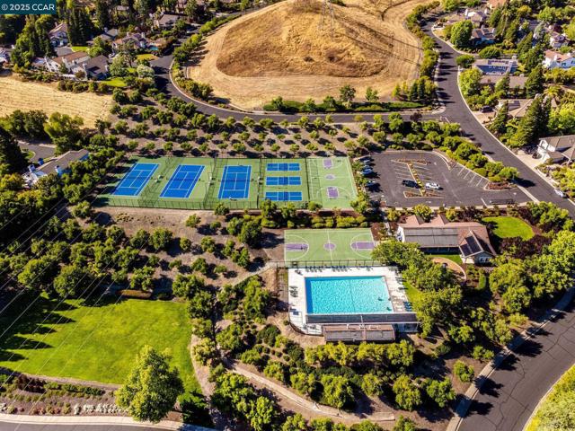 4040 Westminster Pl, Danville CA: https://media.crmls.org/mediaz/c88a85dd-e0ed-4f99-9b68-c9129a51a55a.jpg