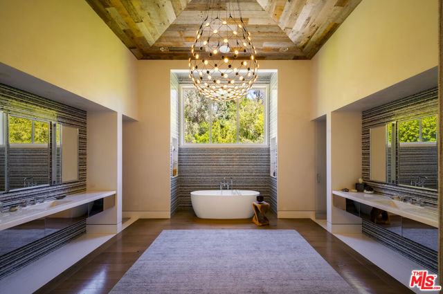 6 Bed Home for Sale in Los Angeles, California