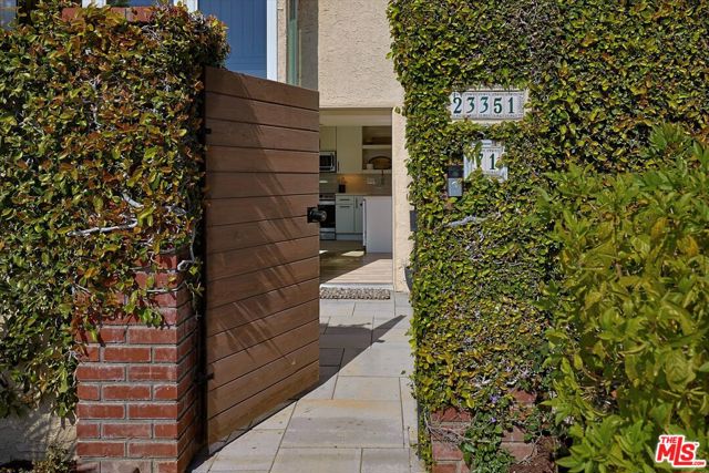 23351 Park Sorrento, Calabasas CA: https://media.crmls.org/mediaz/c88b0397-6811-4fb8-96c1-edded9aa22e1.jpg