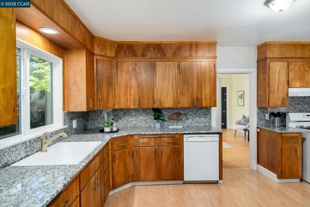 1019 Sir Francis Drake Blvd, San Anselmo CA: https://media.crmls.org/mediaz/c88c0936-36bd-42ad-9129-17bc4e8a6da6.jpg