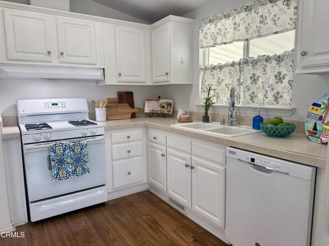 7 Wisteria Way, Ventura CA: https://media.crmls.org/mediaz/c88c278c-63bd-4094-9e53-a7e44eb65a4c.jpg
