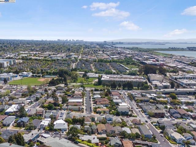 812 Washington Ave, Albany CA: https://media.crmls.org/mediaz/c88ce147-69e7-4d2d-b9ec-784fb45a77f3.jpg
