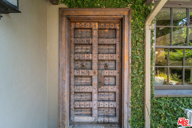 6626 Cahuenga Terrace, Los Angeles CA: https://media.crmls.org/mediaz/c88d86a1-de97-4020-a591-c676aeef4b99.jpg