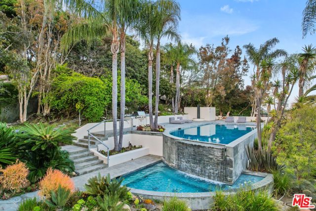 28177 Rey De Copas Lane, Malibu CA: https://media.crmls.org/mediaz/c88ddc56-80a6-416e-8463-eaf90e4f7766.jpg