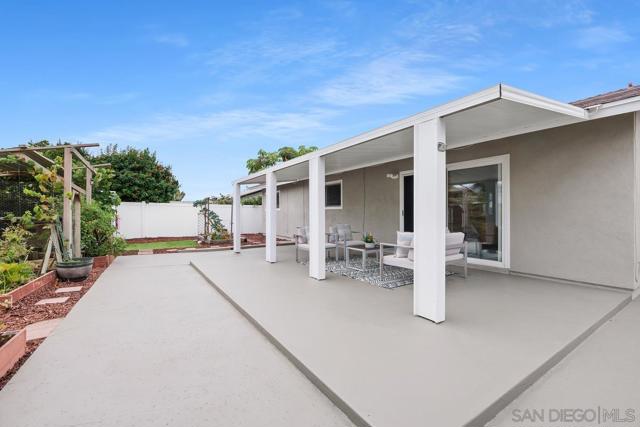3208 Morningside Drive, Oceanside CA: https://media.crmls.org/mediaz/c88ea8e2-d7dc-4465-966e-432c7f757d8a.jpg