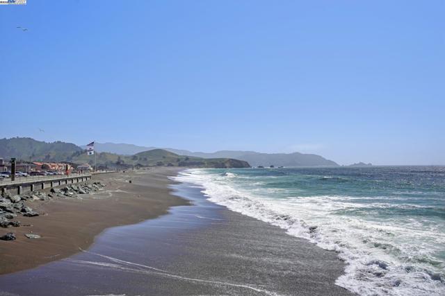 400 Paloma Ave, Pacifica CA: https://media.crmls.org/mediaz/c88f32bd-f1ed-47cb-9869-9040471e69c9.jpg