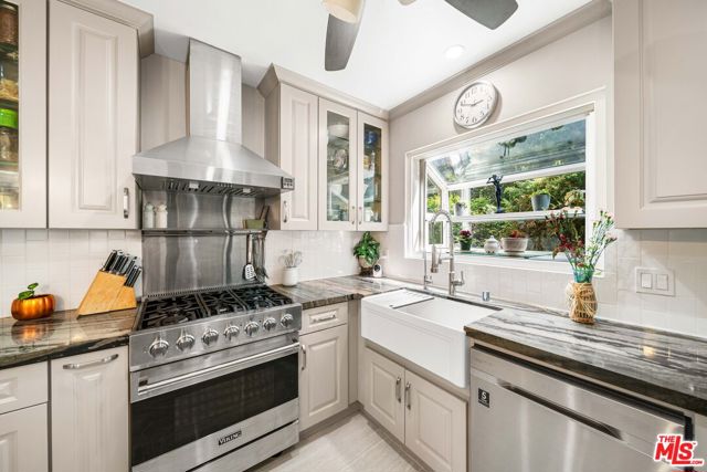 4963 Haskell Avenue, Encino CA: https://media.crmls.org/mediaz/c88f631d-7675-4b1e-bab2-58a1af71ff9c.jpg