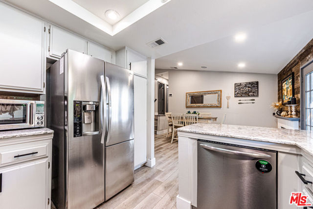 20055 Avenue Of The Oaks, Newhall CA: https://media.crmls.org/mediaz/c88f86ca-17a0-4166-9eac-4ba63b8159b4.jpg