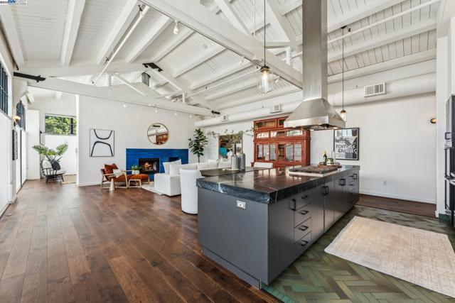 311 4th St, Oakland CA: https://media.crmls.org/mediaz/c88fb7c6-27f2-48b6-8448-bcd223aca099.jpg