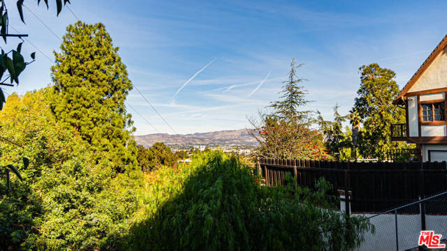 4707 Bedel Street, Woodland Hills CA: https://media.crmls.org/mediaz/c88ff1e6-a0df-4331-92ed-2f6b304391a2.jpg