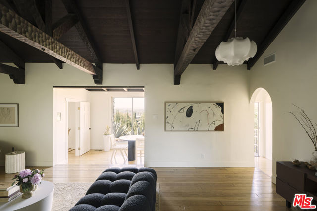 11764 Laurelcrest Drive, Studio City CA: https://media.crmls.org/mediaz/c89053f1-885f-489b-9edc-cbe7745878c7.jpg