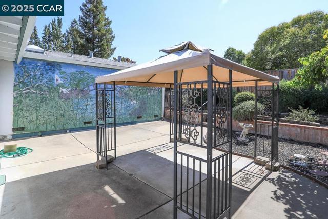 2465 Buena Vista Ave, Walnut Creek CA: https://media.crmls.org/mediaz/c890d75f-33fc-4040-9383-a70da2275ed9.jpg
