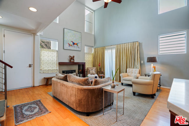 1533 18th Street, Santa Monica CA: https://media.crmls.org/mediaz/c891e072-027a-4e9b-90dc-2954af7c3fe3.jpg
