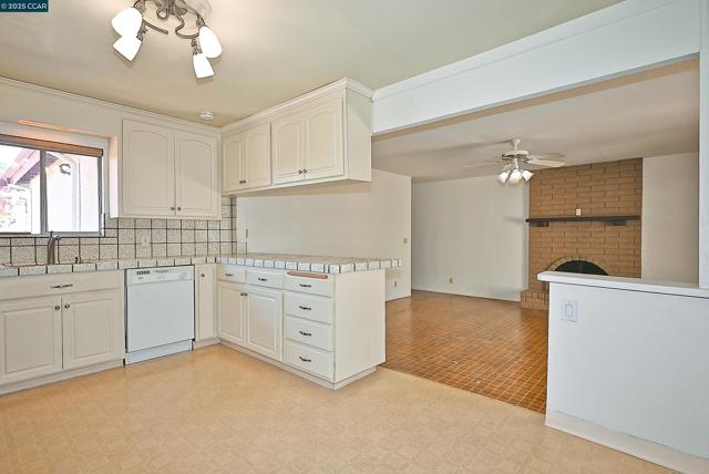 2156 MONTEREY AVENUE, Martinez CA: https://media.crmls.org/mediaz/c892616d-6d72-4d7f-9b6c-83bf2dde83e3.jpg