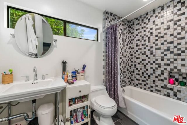 2415 Laurel Pass / Bypass, Los Angeles CA: https://media.crmls.org/mediaz/c89314d9-2984-4d3a-b2e9-16ddefc55af0.jpg