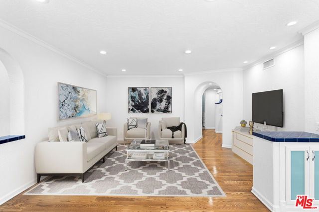 910 N Alfred Street, West Hollywood CA: https://media.crmls.org/mediaz/c89395a2-e285-4870-93a6-4bf9bf32a6be.jpg