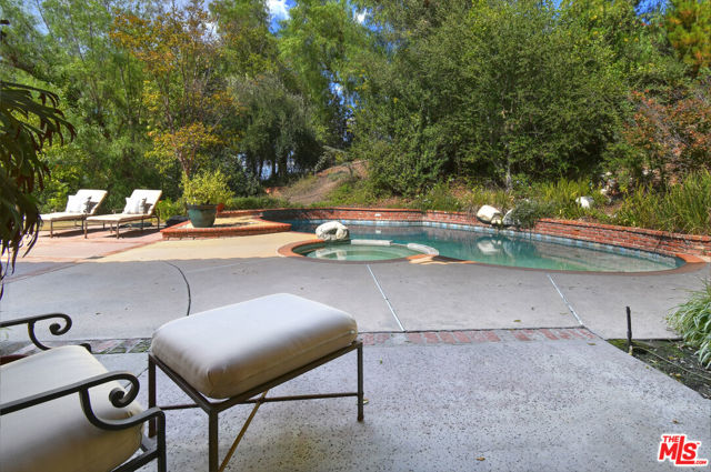 4734 Louise Avenue photo 64