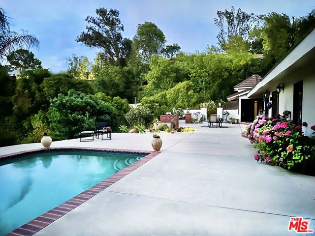 12751 Mulholland Drive, Beverly Hills CA: https://media.crmls.org/mediaz/c894a184-e61e-4a16-93a3-659a7fdd23c6.jpg