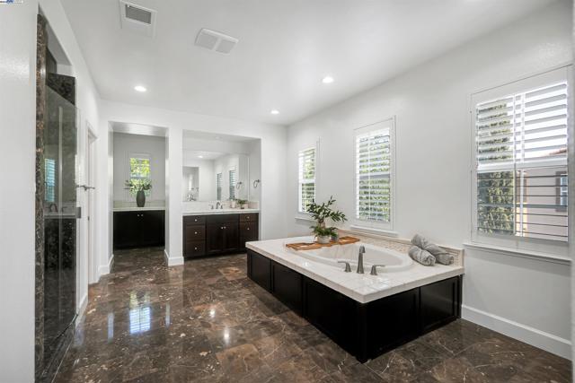 671 W Questa Trl, Mountain House CA: https://media.crmls.org/mediaz/c8963c11-7d7d-4a1d-855d-bd158715a6b9.jpg