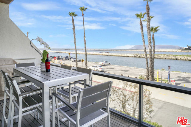 6209 Pacific Avenue, Playa del Rey CA: https://media.crmls.org/mediaz/c8967cb7-01be-4dba-b4f4-7d023e9a6c79.jpg