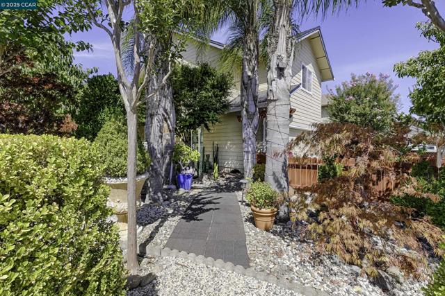 1795 Walnut Creek Dr, Santa Rosa CA: https://media.crmls.org/mediaz/c8974900-dc41-4c2a-a655-04b692143059.jpg