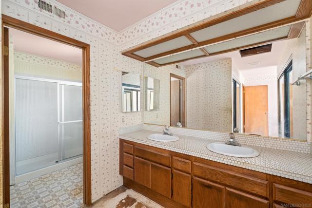 2818 Forest View Way, Carlsbad CA: https://media.crmls.org/mediaz/c8975363-326c-4211-8064-0863e9d14a2c.jpg