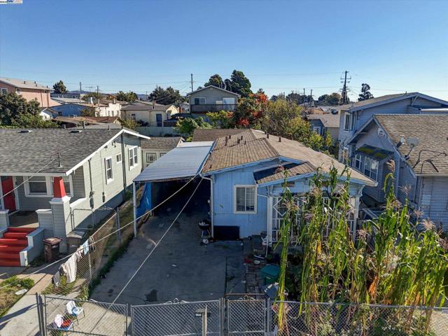 1506 52nd Ave, Oakland CA: https://media.crmls.org/mediaz/c8979a72-bf18-4865-a4e4-a1ceefe78efc.jpg