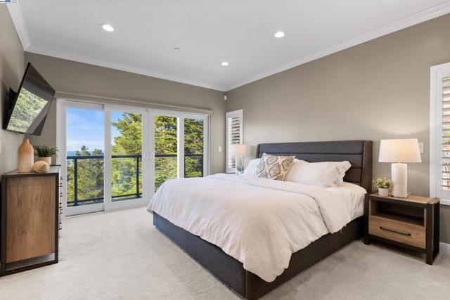 674 Corona Dr, Pacifica CA: https://media.crmls.org/mediaz/c897a464-0116-483d-9455-728e5edaf38f.jpg