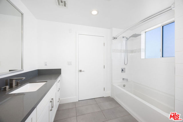 1101 S Harvard Boulevard, Los Angeles CA: https://media.crmls.org/mediaz/c8981a6a-e2e8-4280-b7b3-ae1a974a65c7.jpg