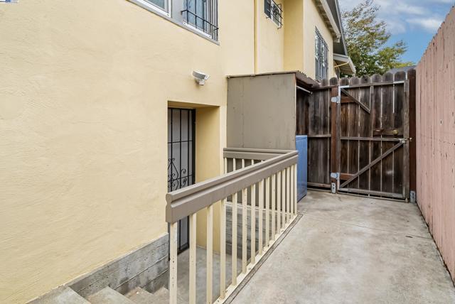 931 E 23Rd St, Oakland CA: https://media.crmls.org/mediaz/c898df04-4d92-485a-a88f-67833e778178.jpg