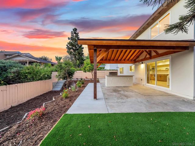 9401 Broadmoor Pl, La Mesa CA: https://media.crmls.org/mediaz/c89bc715-6639-47e3-9265-0ffe9eab030f.jpg