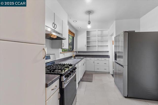 8041 Winthrope St, Oakland CA: https://media.crmls.org/mediaz/c89c1a25-3b8d-447c-97d2-30b356950197.jpg