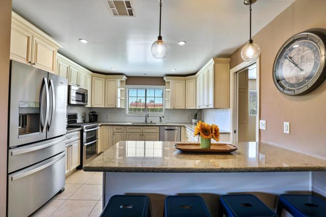 77655 Avenida Montezuma, La Quinta CA: https://media.crmls.org/mediaz/c89c366c-d0f6-4371-902e-40bcfda2deec.jpg