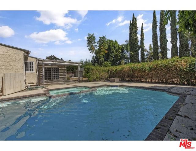5504 Tyrone Avenue, Sherman Oaks CA: https://media.crmls.org/mediaz/c89cd787-5f6f-4ad7-aca4-b3dcebfc6c85.jpg