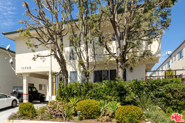 11743 Mayfield, Los Angeles CA: https://media.crmls.org/mediaz/c89df260-976c-4898-a068-270e16fea03c.jpg