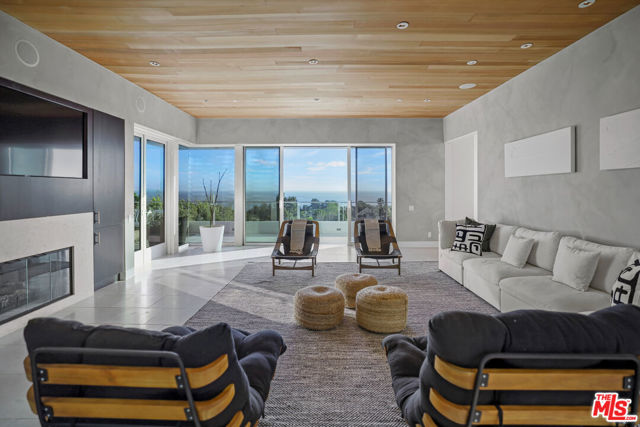 27454 Winding Way, Malibu CA: https://media.crmls.org/mediaz/c89e4861-b339-411e-b1fc-61b04e298cb3.jpg