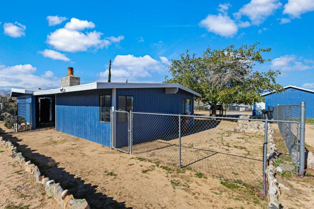 7517 Alaba Avenue, Yucca Valley CA: https://media.crmls.org/mediaz/c89e9993-c502-49ae-bba4-442c61e9f5d9.jpg