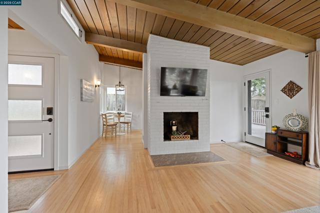 Image 5 of 39 For 256 Fairlawn Dr